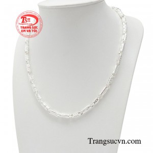 Đặc biệt, theo quan niệm phong thủy trang sức bạc còn bảo vệ sức khỏe và đem tới thành công cho người sử dụng. 