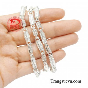 Sử dụng dây chuyền bạc như thay lời khẳng định đẳng cấp và uy quyền của phái mạnh.