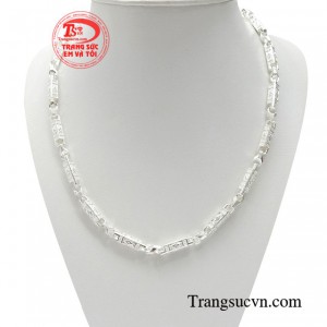 Dây chuyền bạc nam sành điệu được nhiều phái mạnh lựa chọn.