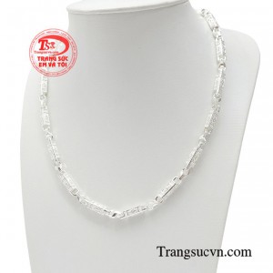 Sản phẩm dày dặn đang trở thành xu thế tô điểm cho trang phục và tôn lên phong cách, gu thẩm mỹ của đấng mày râu. 