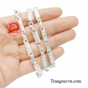 Tạo điểm nhấn liền mạch cho bộ trang phục thêm phần phong cách, sành điệu và nổi bật. 