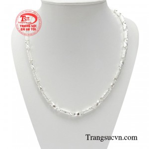 Dây chuyền bạc phái mạnh thời thượng đáp ứng nhu cầu làm đẹp của nam giới. 