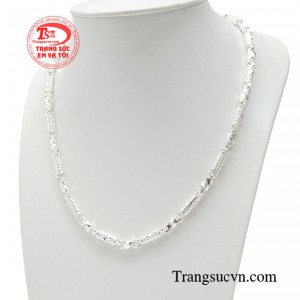 Dây chuyền bạc được tuyển lựa kỹ lưỡng, chế tác tinh xảo cùng với đội ngũ nghệ nhân kim hoàn lâu năm tay nghề cao