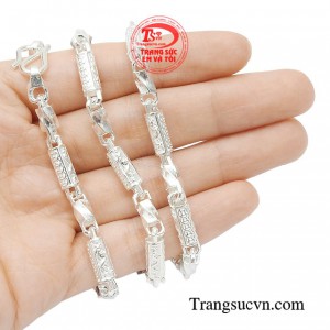 Chúng tô điểm cho mọi set đồ của quý ông, khi bụi phủi xuống phố, lúc lại thanh lịch, sang trọng trong những bộ đồ công sở. 