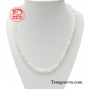 Dây chuyền bạc quý ông lịch lãm mang hình tượng người đàn ông thành đạt được tạo nên bởi sự nam tính, hào hoa toát lên từ thần thái và phong cách thời trang. 