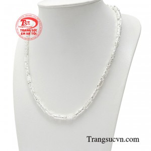 Không chỉ trang phục, những món trang sức như dây chuyền bạc cũng góp phần thể hiện hình ảnh quý ông lịch lãm, tự tin.