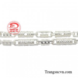 Vì vậy, một chiếc dây chuyền bạc sẽ làm nhiệm vụ cân bằng tổng thể trang phục một cách hoàn hảo và thể hiện đẳng cấp của phái mạnh. 