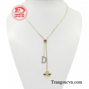 Dây chuyền liền mặt hàng hiệu tạo điểm nhấn thanh thoát, sang trọng trên gương mặt.
