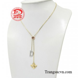 Một chiếc sơ mi trắng, bung một cúc áo hững hờ vừa đủ kết hợp với chiếc dây chuyền tối giản mà quyền lực.