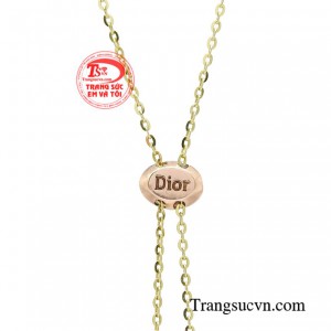 Lúc thì nổi loạn cá tính như những cơn sóng ngầm đại dương khi êm ả, lúc dữ dội nhưng đầy mê hoặc.