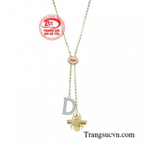 Trong những bữa tiệc dù điều chỉnh dài hay ngắn sát với phần cổ, thì vẫn đầy nổi bật.