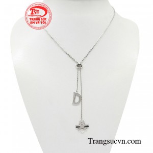 Dây chuyền liền mặt thương hiệu muốn hướng đến phong cách từ nhẹ nhàng đến kiêu sa.