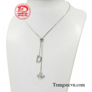 Trang sức vàng trắng được nhiều người lựa chọn bởi ánh sắc thanh lịch trường tồn và không bao giờ lỗi mốt.