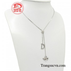 Cùng nhìn ngắm mẫu dây chuyền liền mặt được tinh chọn từ chất liệu vàng trắng thượng hạng, đặt trong những thiết kế hoàn mỹ nhất.
