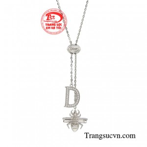 Dù là chọn phối cùng bộ cánh nào thì sản phẩm vẫn đều sẽ thể hiện được phong cách thanh lịch tỏa ra từ cốt cách bên trong.
