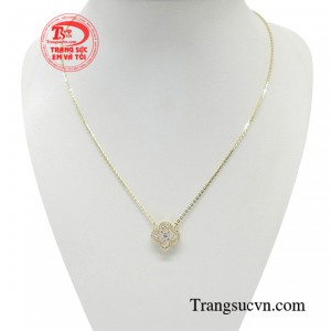 Dây chuyền liền mặt trang nhã giúp phái nữ có thêm niềm tin, sự lạc quan và động lực trong cuộc sống, để sẵn sàng đón nhận thử thách mới. 