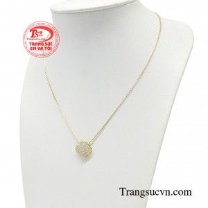 Mỗi cô gái đều có một màu sắc cá nhân riêng biệt, chiếc dây chuyền sẽ giúp nàng bật lên nét cá tính riêng biệt ấy. 
