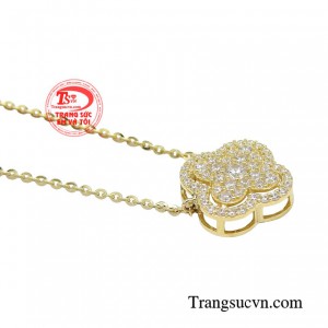 Sẵn sàng khác biệt và trở thành tâm điểm ở bất cứ nơi nào xuất hiện.