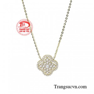 Hãy thử bước ra khỏi vùng an toàn, làm mới bản thân với chiếc dây chuyền liền mặt trang nhã cùng với thiết kế đương đại