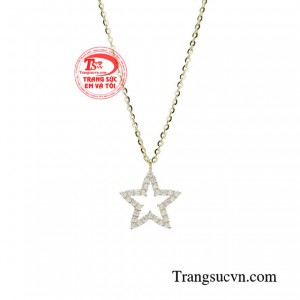 Người phụ nữ hạnh phúc luôn tỏa ra một vẻ đẹp tự nhiên, rạng rỡ nhất, bên cạnh việc lan tỏa niềm hạnh phúc đến với mọi người xung quanh.