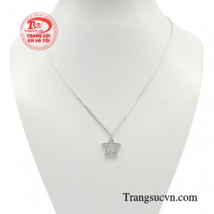 Dây chuyền ngôi sao tỏa sáng mang đến tự tin, sự kiêu hãnh cho phái đẹp.
