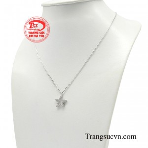 Chiếc dây chuyền lấy ý tưởng từ vẻ đẹp của bầu trời đêm lấp lánh, nơi các vì sao tỏa sáng ví như sự quyến rũ đầy mê hoặc của phái đẹp khi diện lên mình chiếc dây chuyền này.