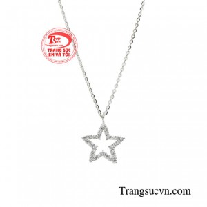 Với vẻ đẹp rực rỡ dễ dàng giúp các chị em thu hút mọi ánh nhìn từ những người xung quanh.