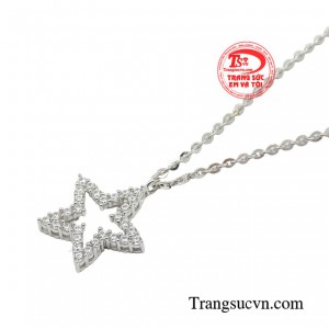 Việc lựa chọn và sử dụng trang sức phù hợp cũng là cách thể hiện sự tôn trọng chính mình.