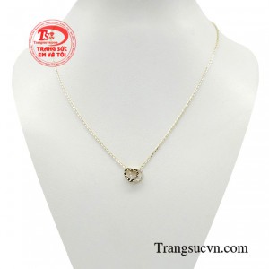Dây chuyền trái tim vàng hạnh phúc là món trang sức được yêu thích bởi phái đẹp. 