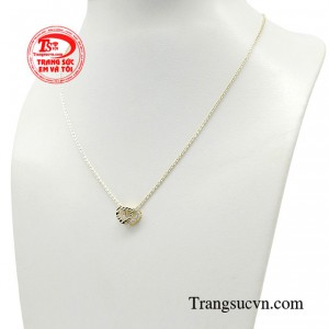 Được thiết kế với hình dáng trái tim duyên dáng, sản phẩm thể hiện tình yêu, sự gắn kết và lòng trung thành. 