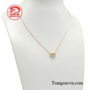 Chiếc dây chuyền có thể làm món quà ý nghĩa dành tặng người thân yêu của bạn, hoặc đơn giản chỉ để tự thưởng cho bản thân. 