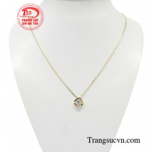 Dây chuyền vàng rực rỡ khai thác những sắc màu cá tính của bản thân
