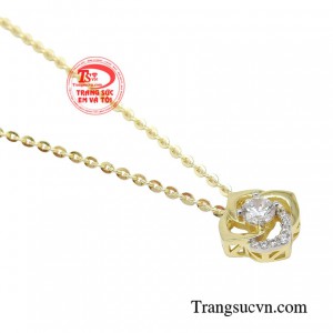 Rời xa những chi tiết rối rắm, sợi dây chuyền khắc hoạ hình ảnh quý cô trong trẻo, kiêu kì không ngừng ra sức đốn tim người đối diện.