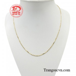 Dây chuyền vàng tây kiêu sa mang tới hình ảnh người phụ nữ mạnh mẽ, độc lập, vững vàng bước trên đôi chân của chính mình dù trong bất kỳ hoàn cảnh.