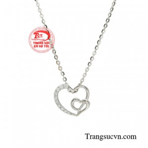 Các cô gái thần thái trong thiết kế dây chuyền tôn lên đường nét sắc sảo trên gương mặt.