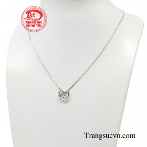 Trong những bộ cánh thướt tha, cùng những chuyển động nhịp nhàng của trang sức tô điểm cho diện mạo sắc sảo, quyến rũ