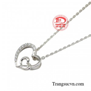 Với chiếc dây chuyền này, chị em xuất hiện một cách vô cùng rạng rỡ thắp sáng thần thái và sự tự tin, cũng như nét duyên ngầm đầy gợi cảm của người phụ nữ Việt.