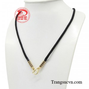 Dây dù bọc vàng thường được cánh mày râu đeo kết hợp cùng mặt dây đá quý để tăng thêm sự mạnh mẽ và nam tính. 