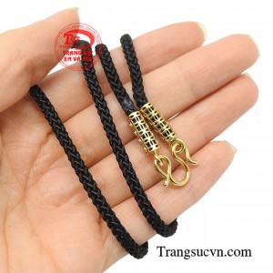 Một món trang sức hữu dụng vừa có ý nghĩa về mặt phong thủy, vừa có giá trị định hình phong cách, xứng đáng có trong tủ đồ của cánh mày râu.