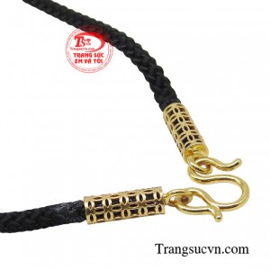 Với chiếc dây dù bọc vàng các anh em có thể thỏa sức tạo nên cá tính riêng cho bản thân.