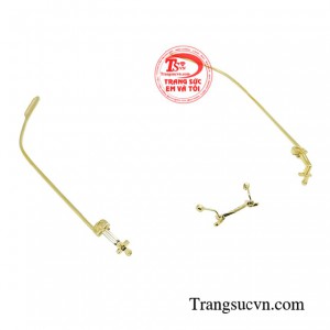 Sản phẩm sử dụng chất liệu vàng 18k đúc nguyên khối tạo cảm giác chắc chắn, hoàn mỹ trên từng chi tiết.