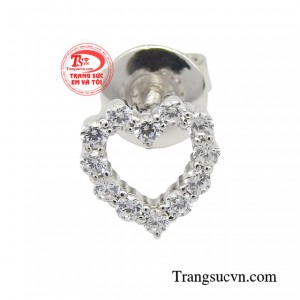 Hoa tai cá tính phong cách được chế tác từ vàng trắng 18k thể hiện sự tinh tế và đẳng cấp.