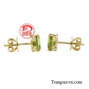 Để có vẻ ngoài chỉn chu hơn, sang trọng hơn hãy chọn cho mình một đôi hoa tai kiêu sa peridot.