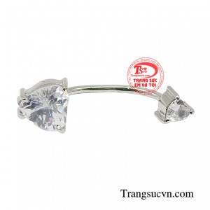Sản phẩm sử dụng vàng trắng 10k chất lượng cao cùng kiểu dáng trẻ trung thời thượng đem đến một diện mạo tươi mới.