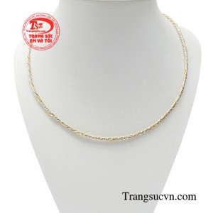 Kiềng vàng thanh lịch giúp các cô nàng hiện đại chăm chút vẻ ngoài mỗi khi xuống phố.