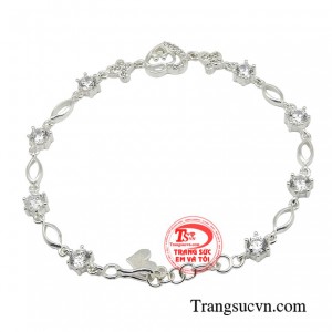 Dù là người phụ nữ xuất thân từ bất kỳ nền văn hóa nào cũng xứng đáng được tôn vinh, trân trọng và yêu quý.