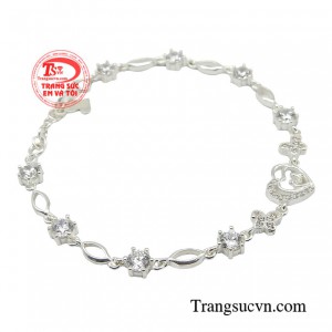 Sản phẩm tôn vinh nét đẹp hoàn mỹ của họ, đặc biệt là nét đẹp của phụ nữ phương Đông.