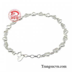 Tạo điểm nhấn và sự thu hút cho người đeo.