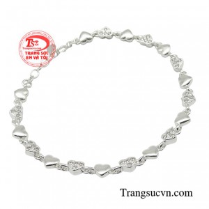 Lắc tay bạc cũng là món phụ kiện trang sức rất được các chị em yêu thích