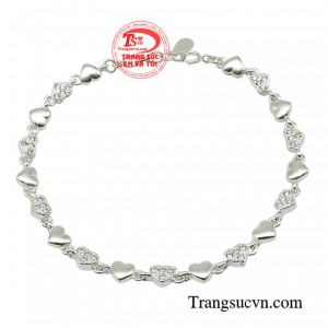 Lắc bạc nữ thủy chung được thiết kế trẻ trung, tinh tế trên nền chất liệu bạc 925 chất lượng cao.